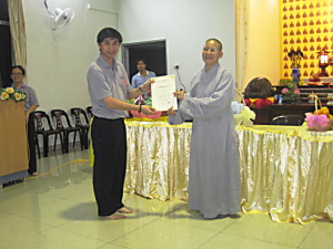 谭富天师兄领取2011年八关斋戒会100%出席率证书