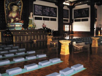 何人排列拜垫?檀香常住职员也。