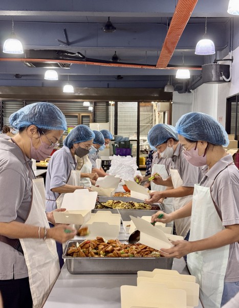 饭盒组的义工们,有条不紊地用心打包饭盒。