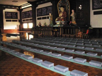 眼观经文,口诵经文,身心自在