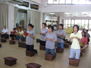 五位长跪者受持五戒