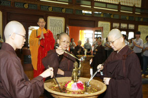 佳肴菜色人垂涎,义工辛劳鲜人知。