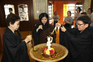 布置花车游行去,工程细琐无人知。