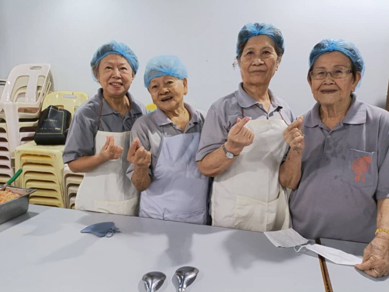 雅心师兄(最左)和三位我们最敬爱的不老菩萨合照:燕姐83岁(左二)招姨87岁(最右)淑英姐82岁(右二) 谢谢您们,-路陪伴,不弃不离