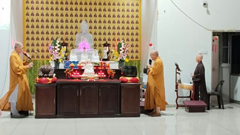 真如法师、真升法师和真修法师带领大众念佛祈福,为乙巳年岁末团圆晚宴掀开序幕