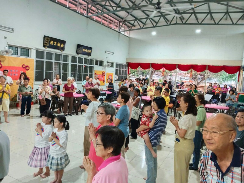 大众虔心念佛祈福,祈愿新岁平安顺遂