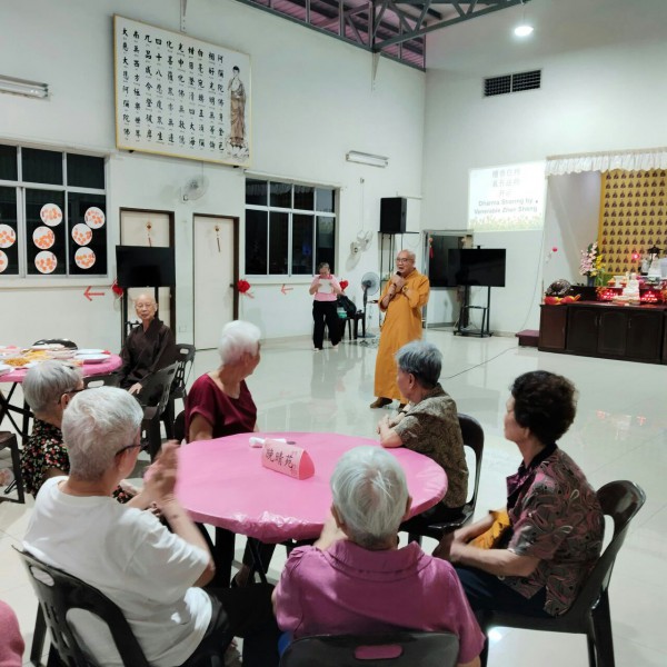 檀香的新任住持真升法师则警惕大众“是日已过,命亦随减”,应珍惜时间好好修行趋向解脱