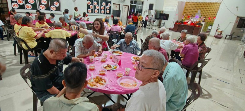 大众一边听新年歌一边用膳
