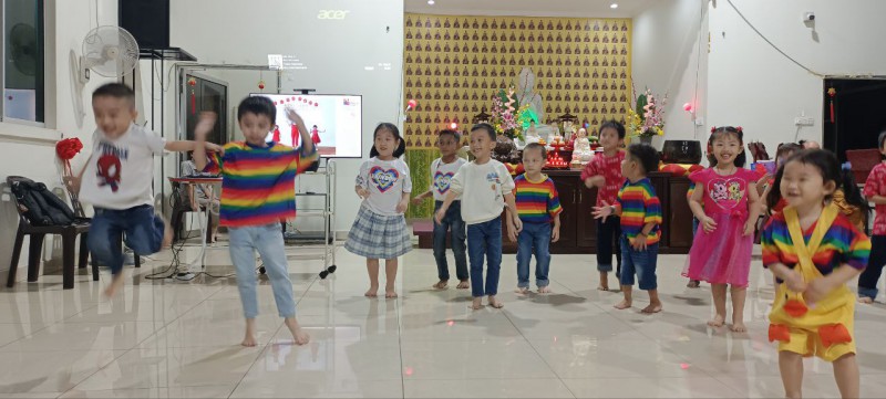 幼儿园学生表演“有舍必有得”和“萌宝大拜年”