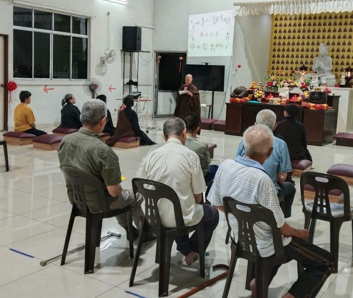 大众聆听真修法师的慈悲开示