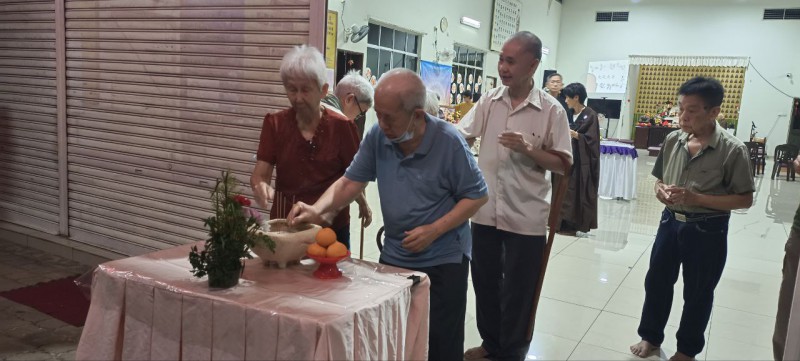 法师开示完毕,就到了大众点香环节