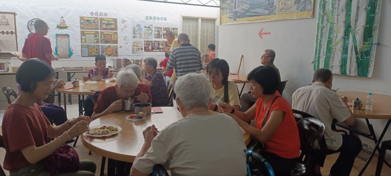 大家一起在五观堂享用丰富美味的午餐