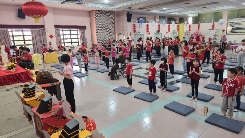 击鼓声起,在庄严肅穆的氛围中,家长、爱心家族、小菩萨们集体起立一起做早课祈福,由旂稳老师帶领