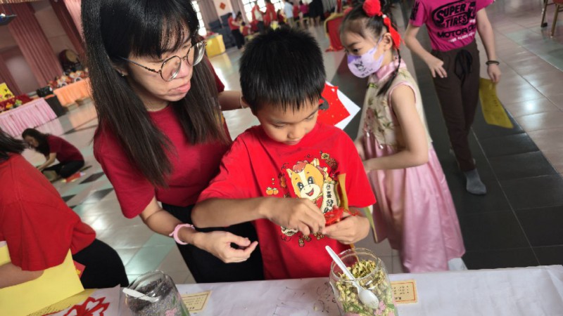 父母陪伴孩子一起玩