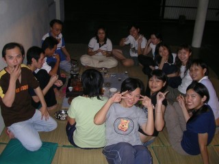 义工菩萨陪着自己看护的婆婆使用青年公园内的健身器材。当义工摄影师想要拍下这一刻时,老菩萨含羞地微笑。