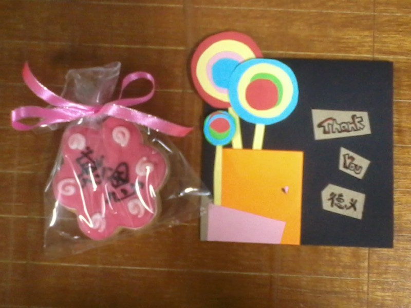 感谢已故陈丝丝,过去的《家连家》讲师给义工们准备的感恩蛋糕。感谢中心志工的巧思DIY卡片