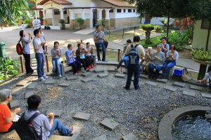师兄师姐们带领大家念供养偈。