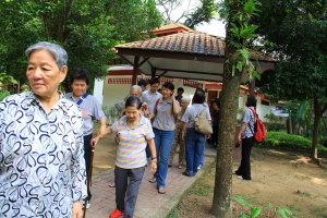 歇息够了,继续漫步公园。