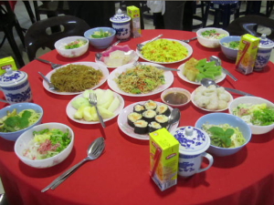 桌上美味的菜肴,来自义工们的私房菜