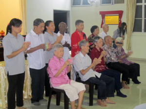 老菩萨们演唱歌曲,赢得不少掌声