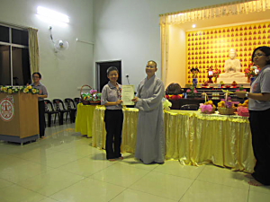 陈丝丝师姐领取2011年八关斋戒会100%出席率证书