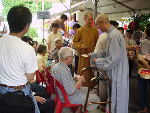 法师与老菩萨结缘 WCYC_PJ3.jpg