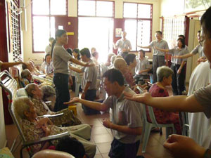 为老菩萨呈献手语 YouthOuting4.jpg