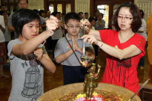 佛陀坐车悯众生,善人共聚航法海。