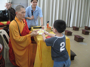 真如法师分发戒牒