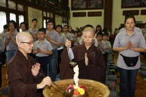 手中检菜又剪菜,心中法喜天知道。