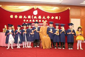 领奖学生与檀香住持合影 TaskaBPJ4.jpg