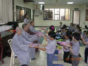 学员向法师献果仪 Visit2.jpg