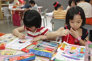 义工们陪着老菩萨们绕公园