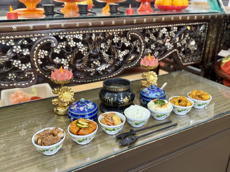 Vegetarian dishes offered to the Buddha