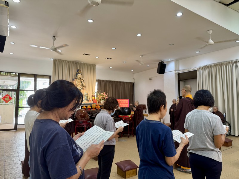 lay devotees chanted with deep sincerity, accumulating immeasurable merits