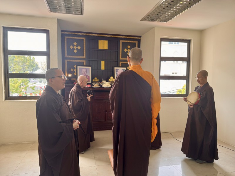 After the noon offering ceremony concluded, everyone followed the Sangha members to the Ancestral Hall for the dedication of merits.