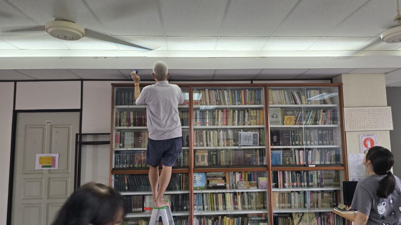 在第四楼层,义工们认真投入大扫除,细致清理各处,让环境焕然一新。