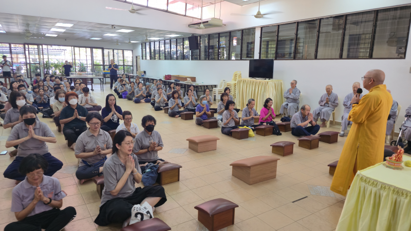 大扫除结束后,众人再次回到大悲殿集合做回向。