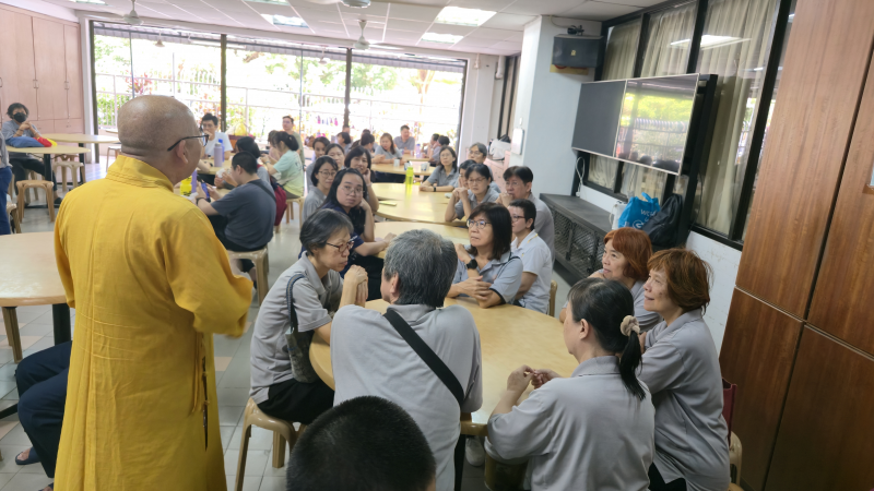 随后,大家跟随法师们移步食堂,享用檀香食堂用心准备的美味炒河粉、糕点与冰淇淋。