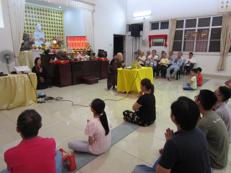 当晚的司仪——陀镁意师姐及何泋锦老师。