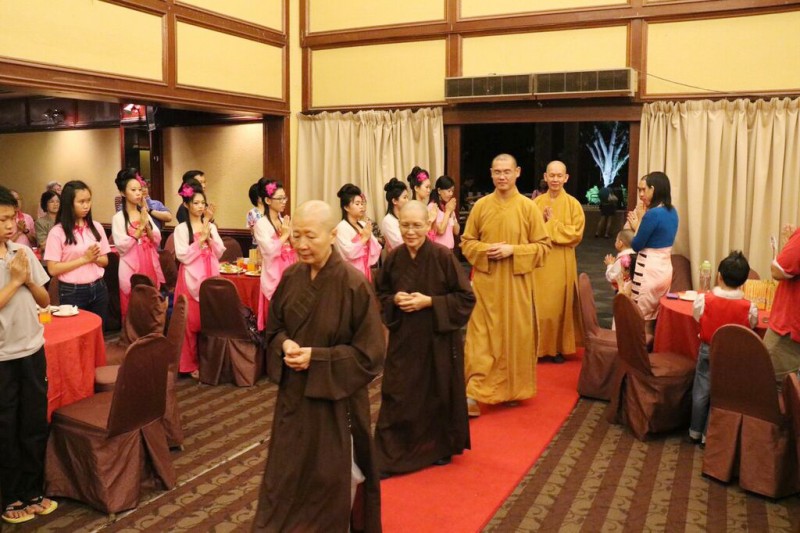 恭请诸位法师入席。