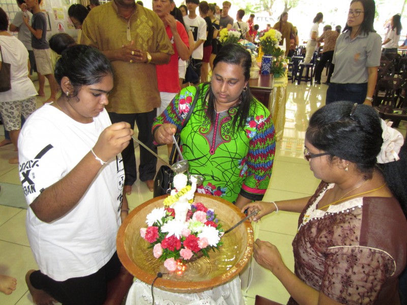 真信法师派发五色线给佛友。