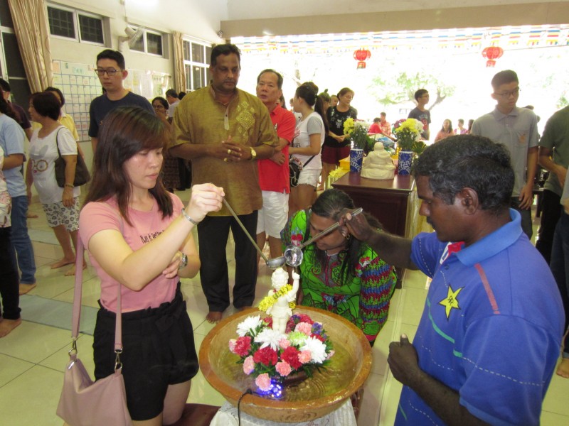 真信法师派发五色线给佛友。