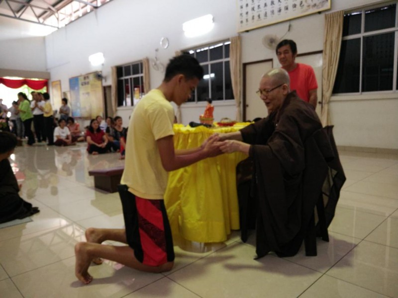 真信法师派发五色线给佛友。