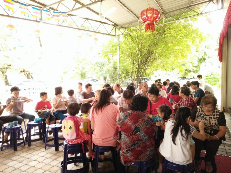 大众享用午膳。