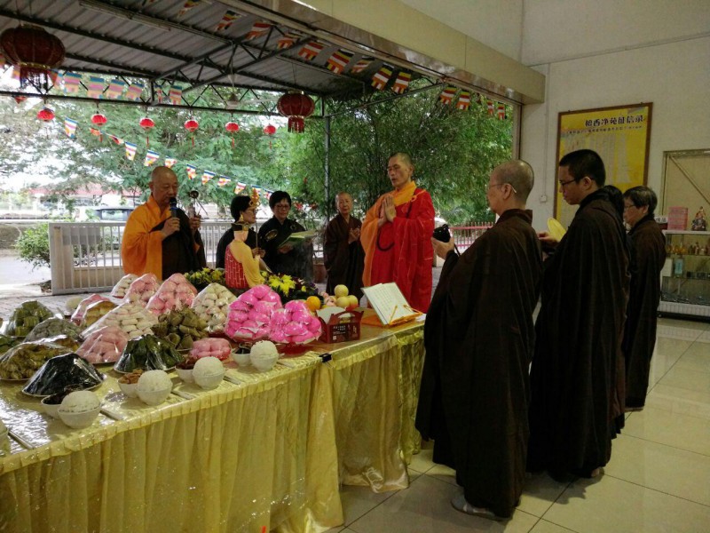 真如法师进行净土坛回向。