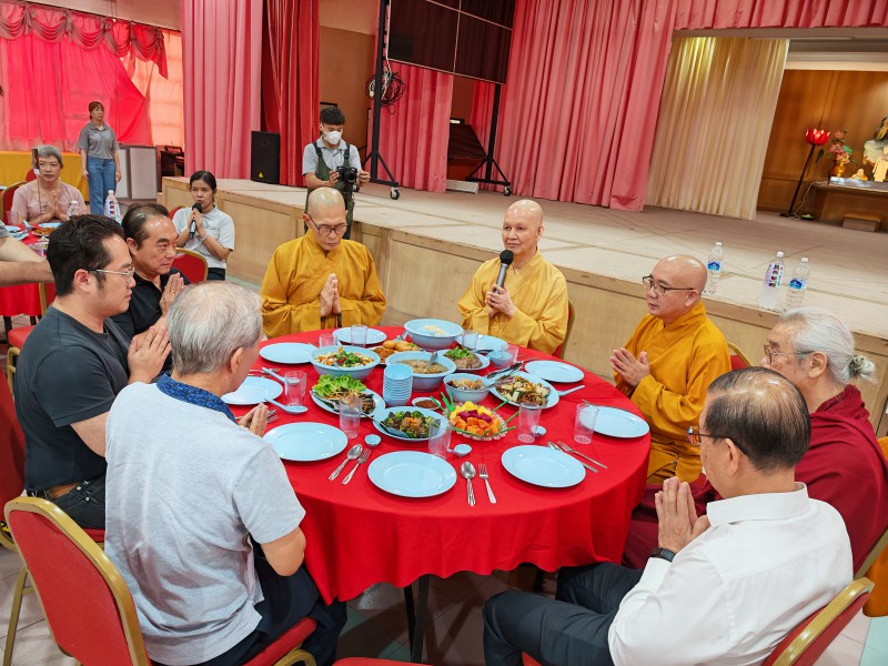 唯悟法师带领大家念供养偈和结斋偈