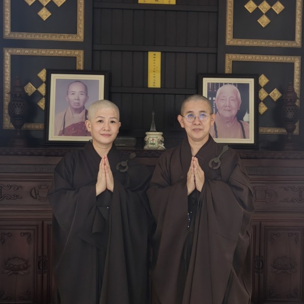 慧观法师(新戒沙弥尼)和引礼法师(真醍法师)合照。