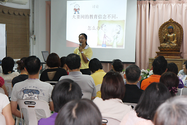 父母亲踊跃出席听讲