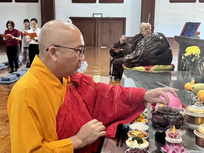 上午十点四十五分,檀香寺在六楼大雄殿举行佛前大供仪式